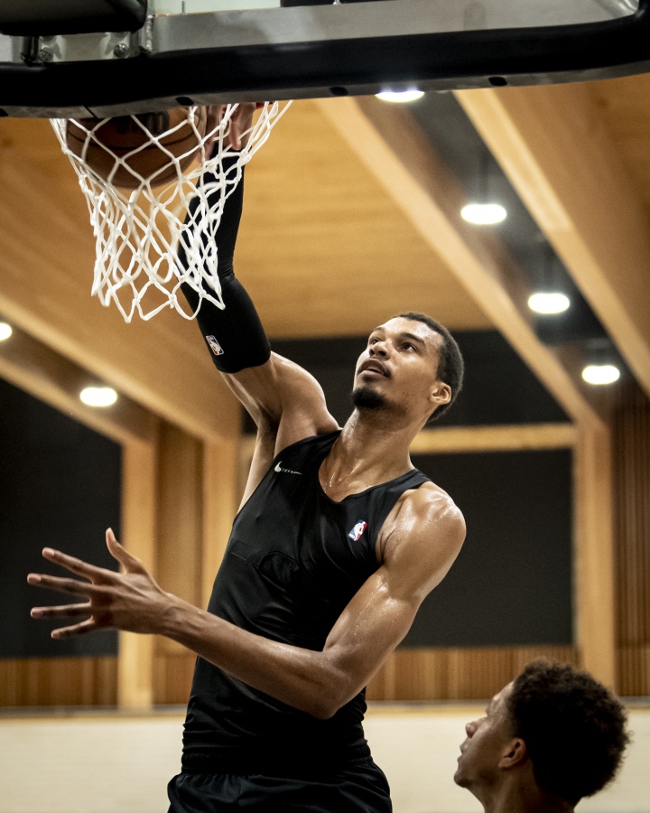 PP电子官方-保留武僧造型最强形态？文班回马刺训练备战新赛季！