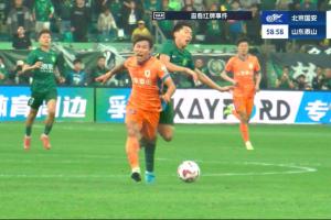 PP电子官方-单场3场红牌！曹永竞战术犯规破坏单刀染红，10人国安vs9人泰山