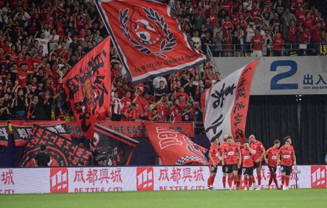 PP电子官方-蓉城6场不败！暂排中超榜首，双杀卫冕冠军，费利佩百场双响