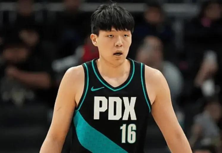 PP电子官方-杨瀚森刚猛一节又垮！首节完美辅助，次节1分钟被轰8-0，太被动了